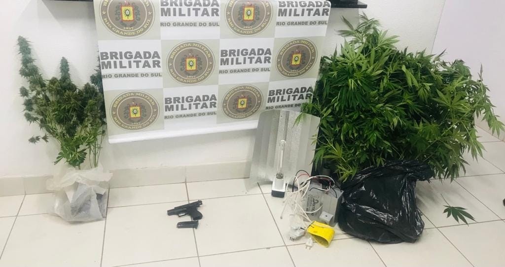 Dois homens são presos com plantas de maconha, arma e munições no Balneário Cassino