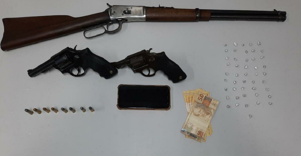  Homem é preso por tráfico de drogas e porte ilegal de arma de fogo no bairro São Miguel