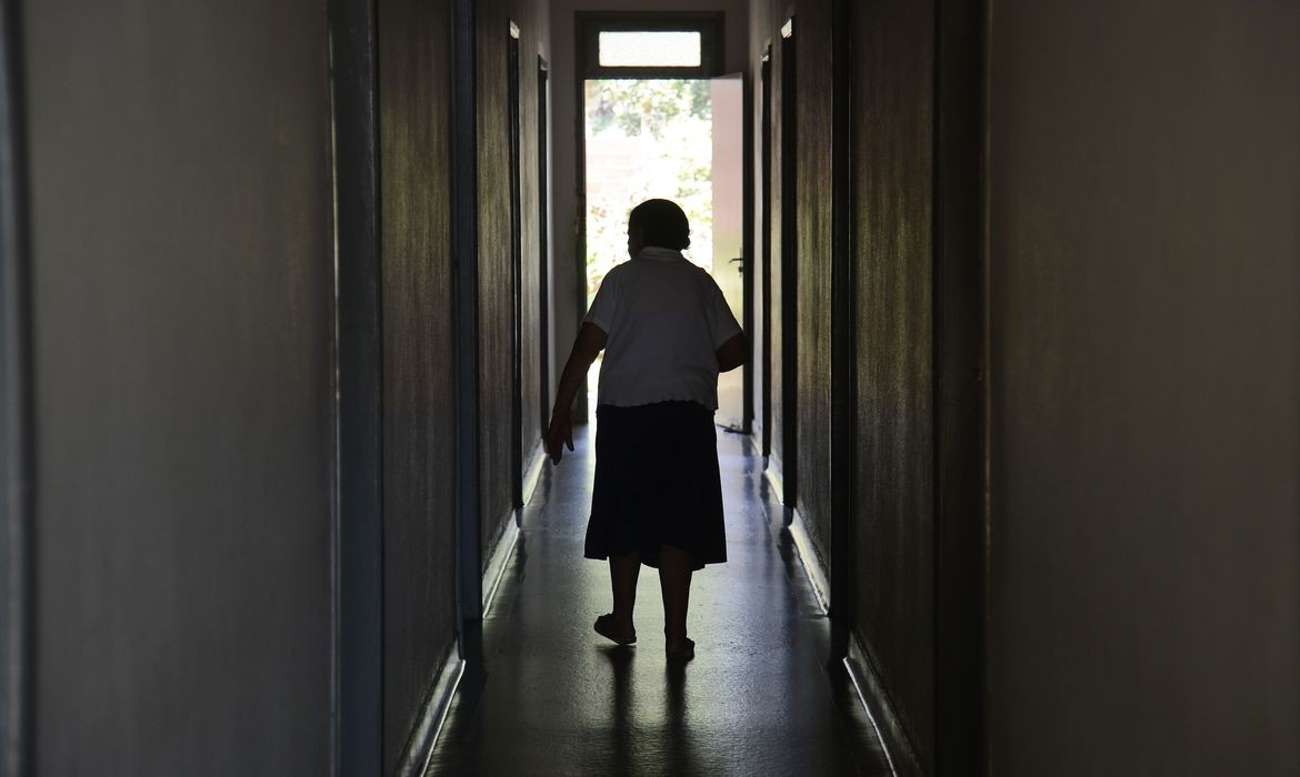 Surto de Covid-19 atinge casa de idosos em RG; uma morte já foi registrada