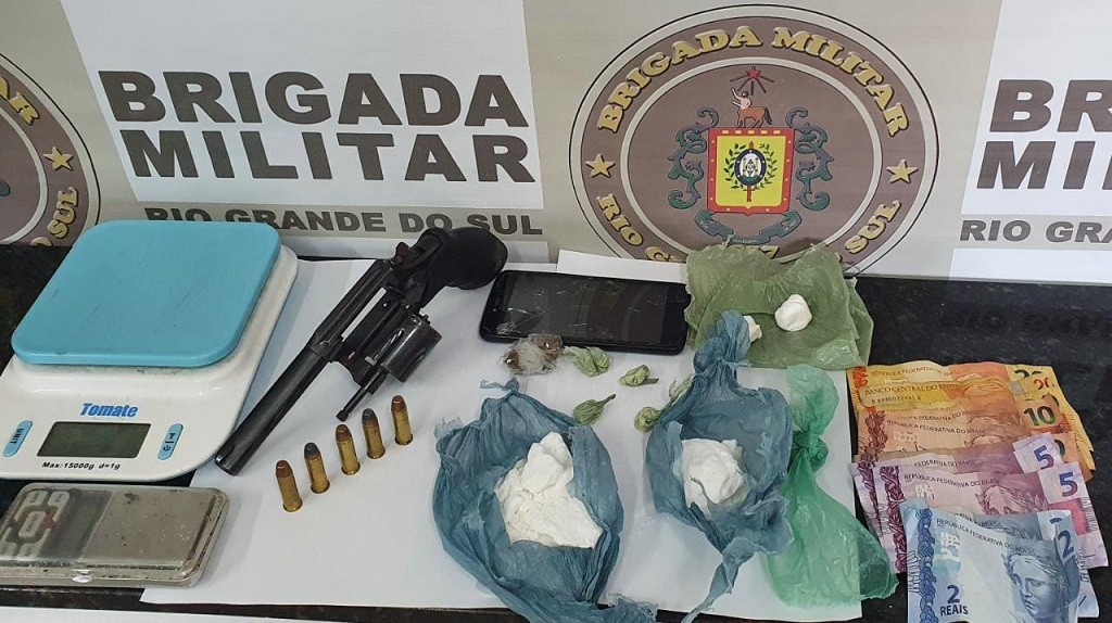 Foragido é preso por tráfico de drogas e porte ilegal de arma de fogo na Barra