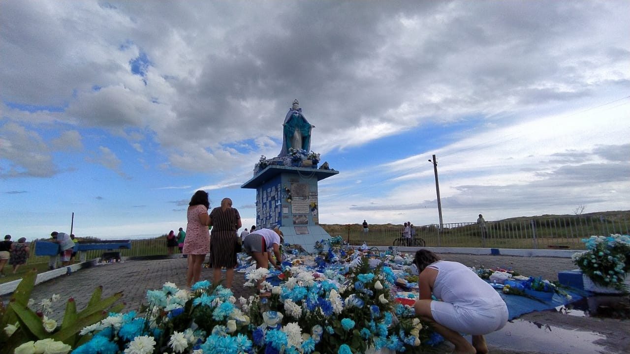 Devotos de Iemanjá vão ao monumento prestar homenagens