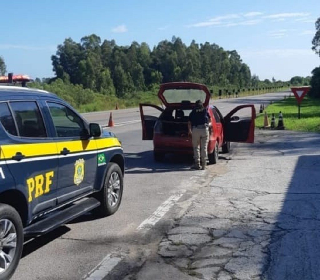 PRF prende dois uruguaios transportando skunk em carro furtado