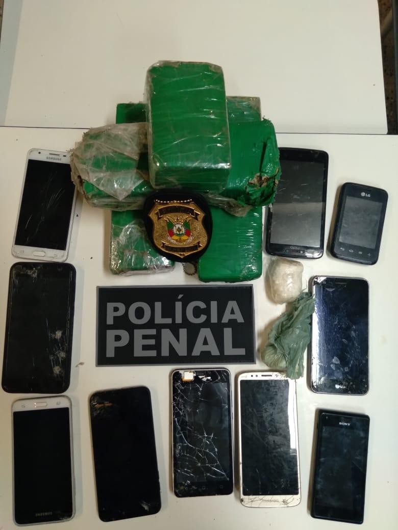 Policias penais apreendem drogas e celulares arremessadas para a Penitenciária de Rio Grande