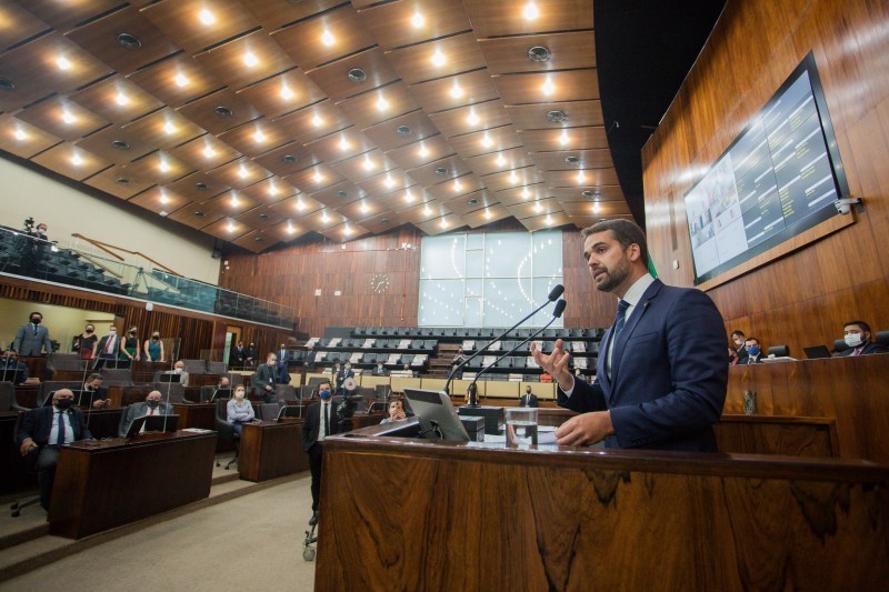 "Contem comigo, porque eu conto com cada um de vocês", diz governador na abertura do ano legislativo