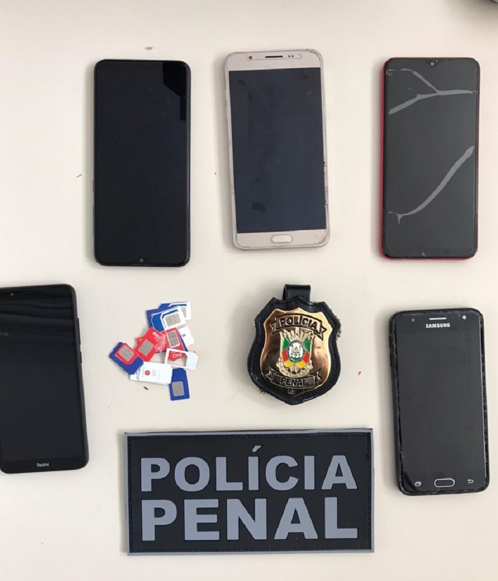 Agentes penitenciários apreendem aparelhos celulares na Perg