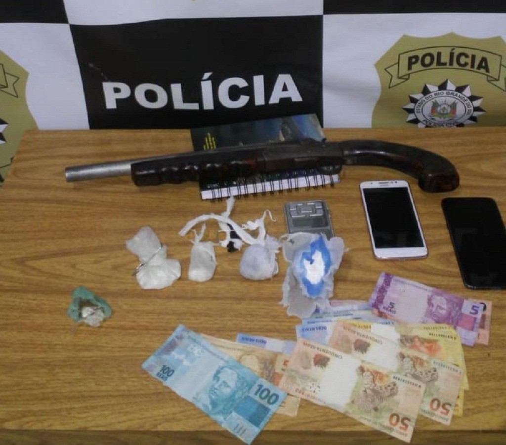 Casal é preso em flagrante durante mandado de busca em ponto de tráfico no Cassino