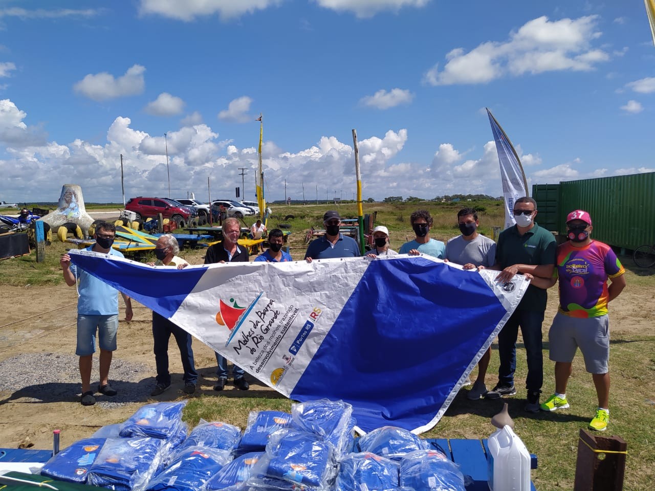 Portos RS entrega velas novas, contêineres e uniformes para os vagoneteiros de Rio Grande