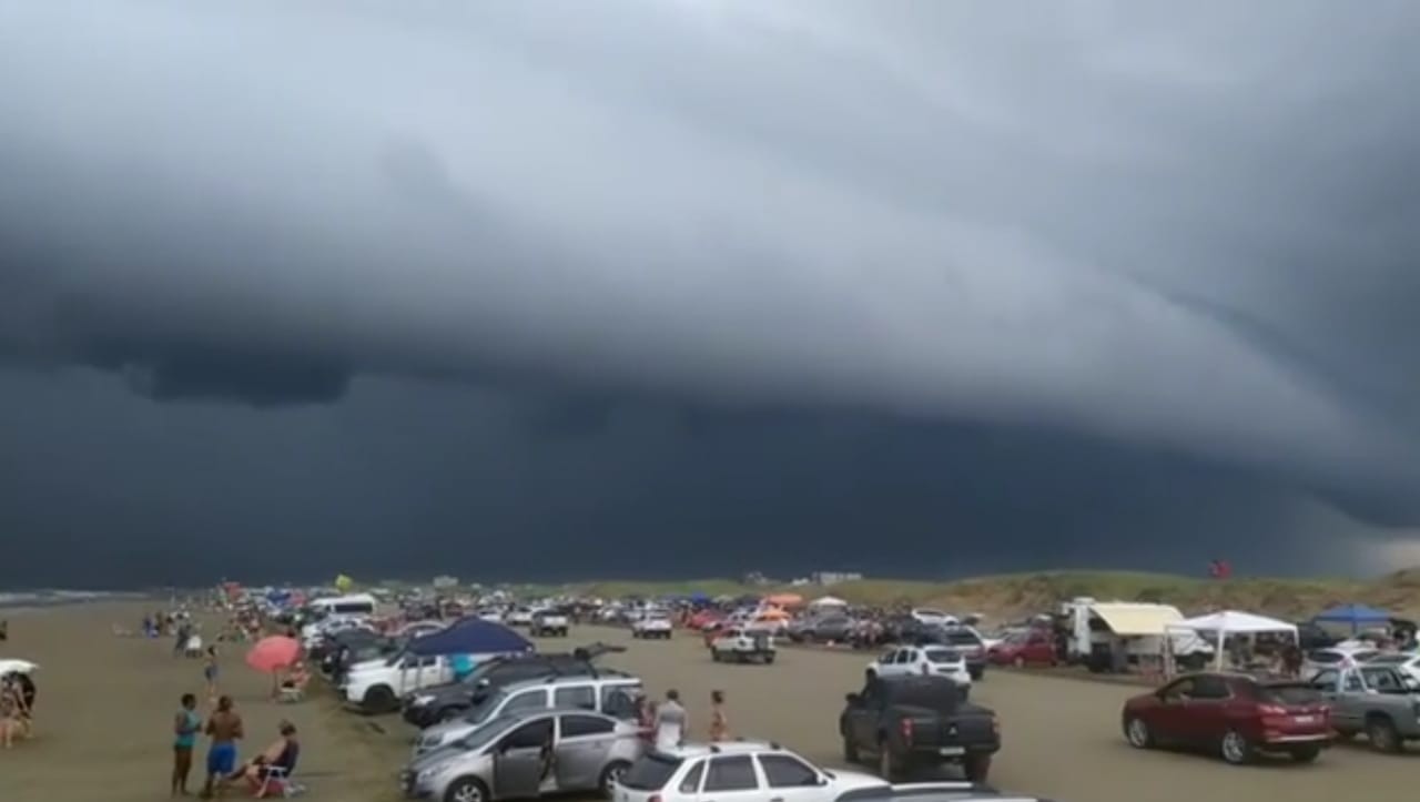 Temporal pega banhistas de surpresa na Praia do Cassino