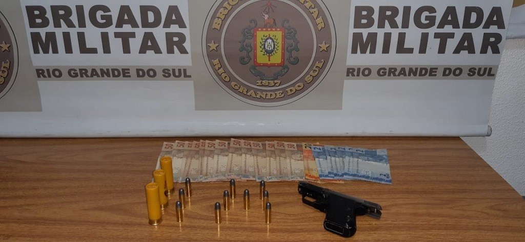BM prende dupla por porte ilegal de arma de fogo em Rio Grande