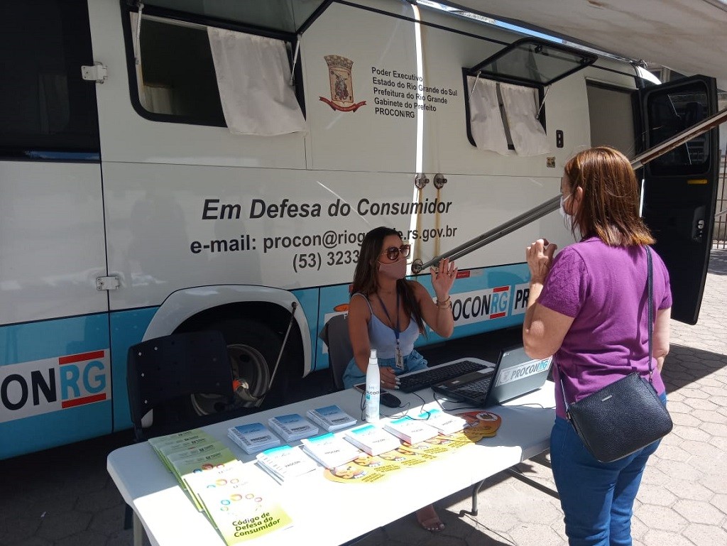 Procon realiza ação de atendimento no Largo Dr. Pio, em Rio Grande
