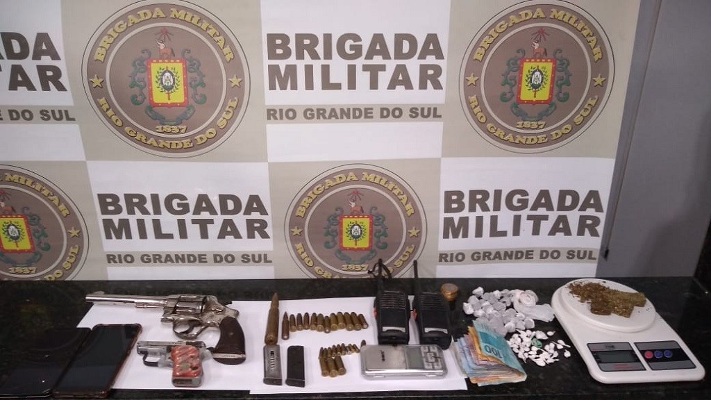 BM prende dupla por tráfico de drogas e porte ilegal de arma de fogo em Rio Grande
