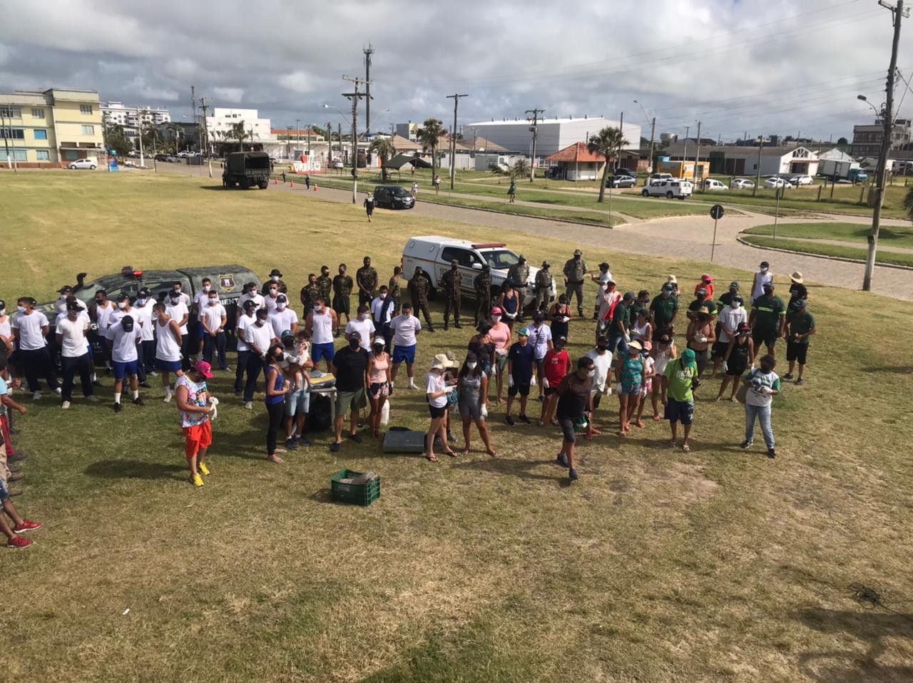 Mutirão de limpeza no cordão de dunas recolhe duas toneladas de lixo