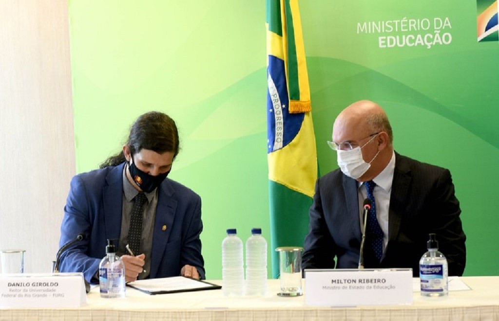 Cerimônia de transmissão de cargo e posse de reitor da Furg acontece nesta terça-feira (26)
