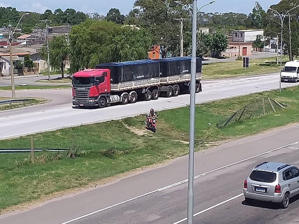 Flagrante: motoristas se arriscam na BR-392 em Rio Grande