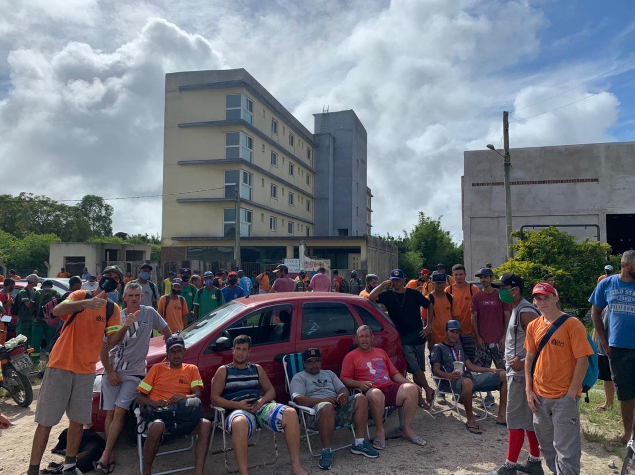 Garis realizam greve e se manifestam contra a falta de pagamento e descaso com os trabalhadores