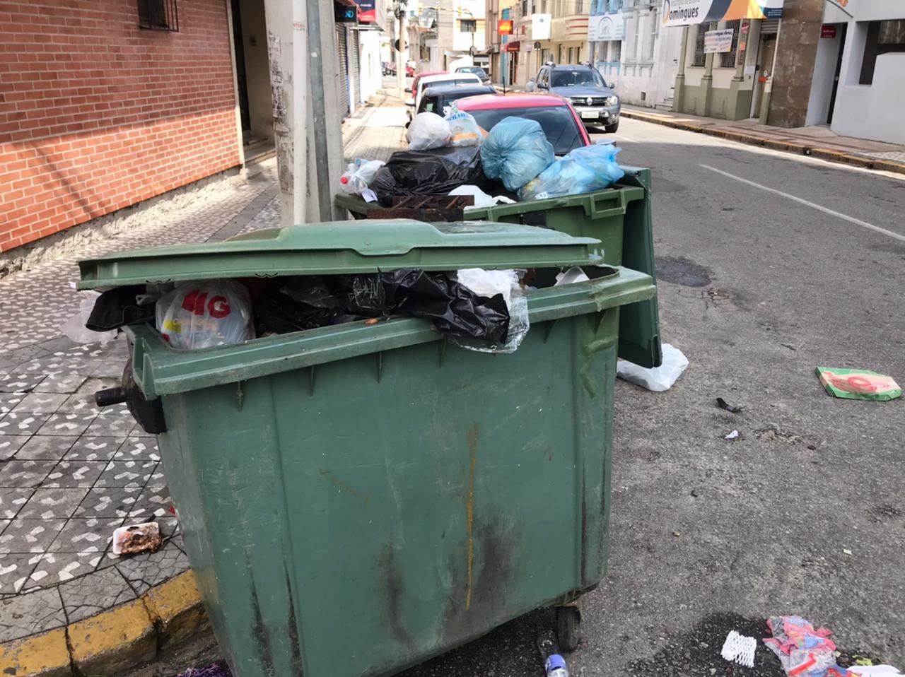 "Até o início da tarde de hoje tudo será resolvido, seja com uma nova empresa ou com a atual" disse o secretário de controle e serviços urbanos sobre a greve dos garis