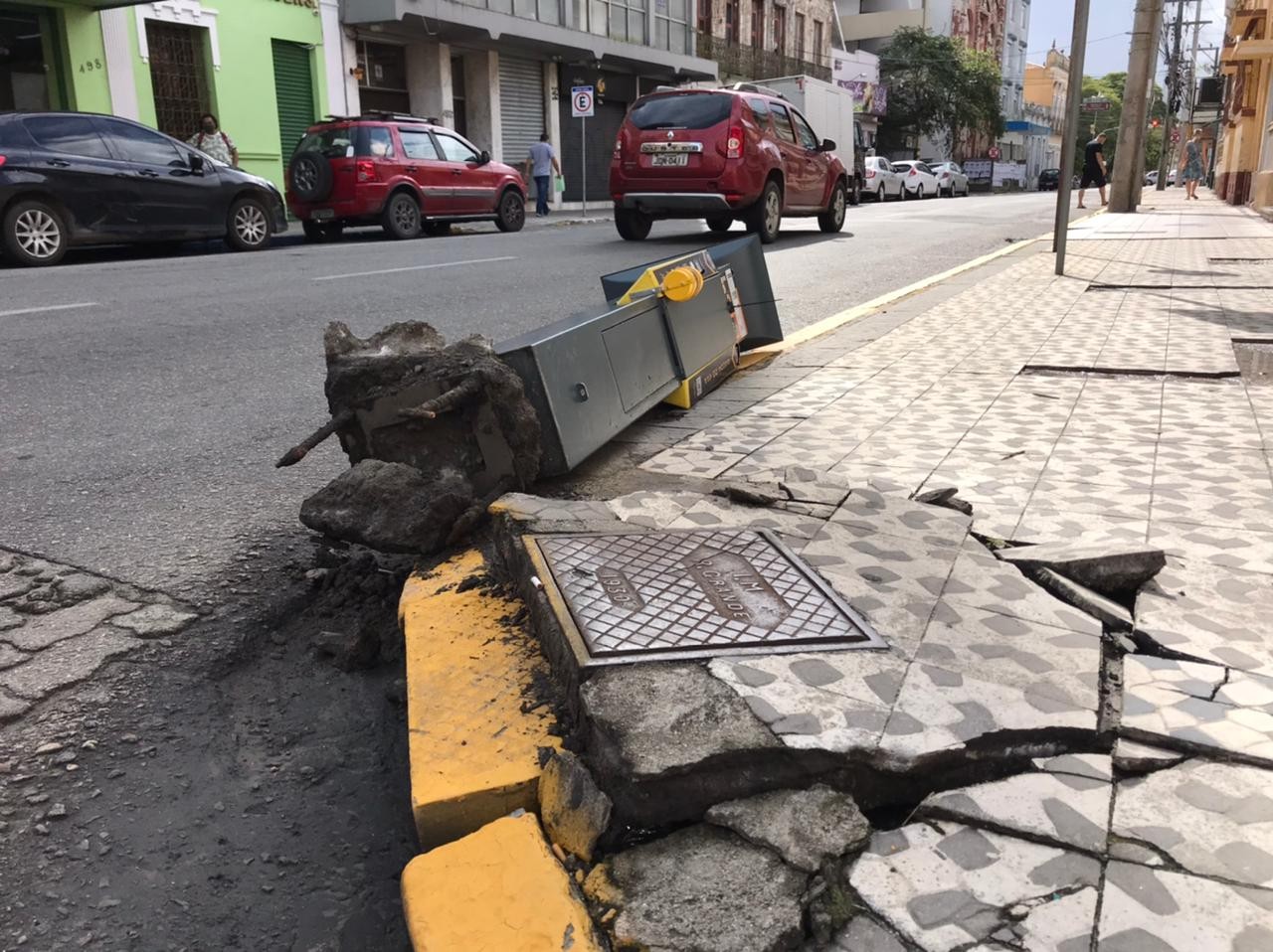 Vândalo derruba e danifica parquímetro no centro de Rio Grande