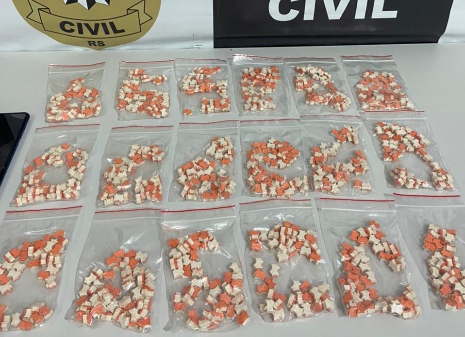 Polícia Civil apreende 900 comprimidos de ecstasy com uma adolescente de 17 anos