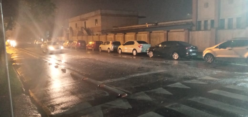 Profissionais de saúde fazem fila para receber vacina contra a Covid-19