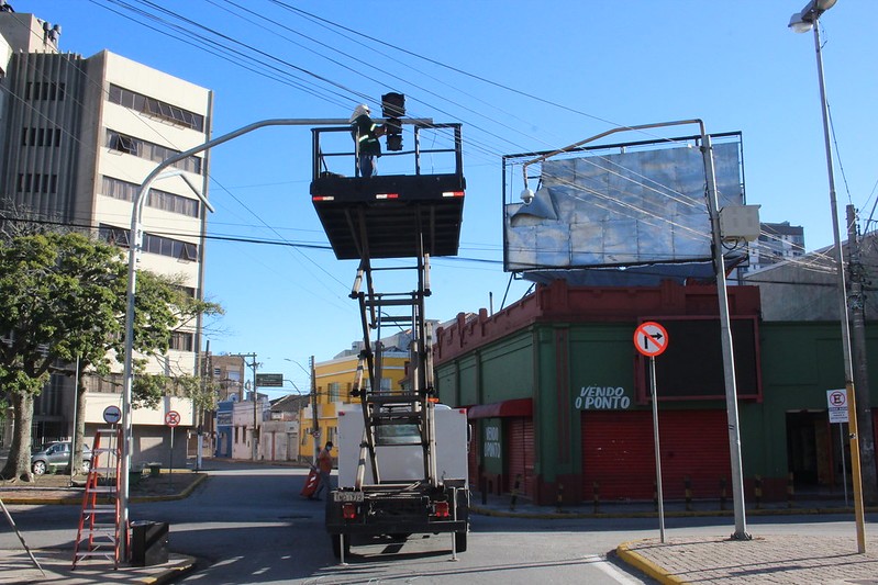 Semáforo é instalado na esquina das ruas 24 de Maio e Luiz Loréa