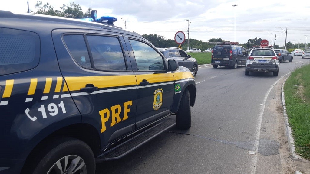 PRF e BM prendem foragido da justiça viajando em veículo de aplicativo