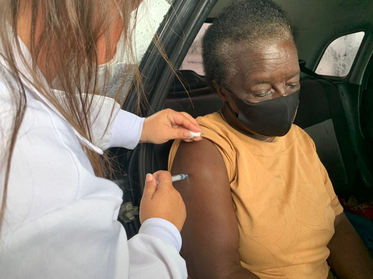 189 idosos a partir de 82 anos foram vacinados durante drive thru nesta quarta-feira (10) em Rio Grande