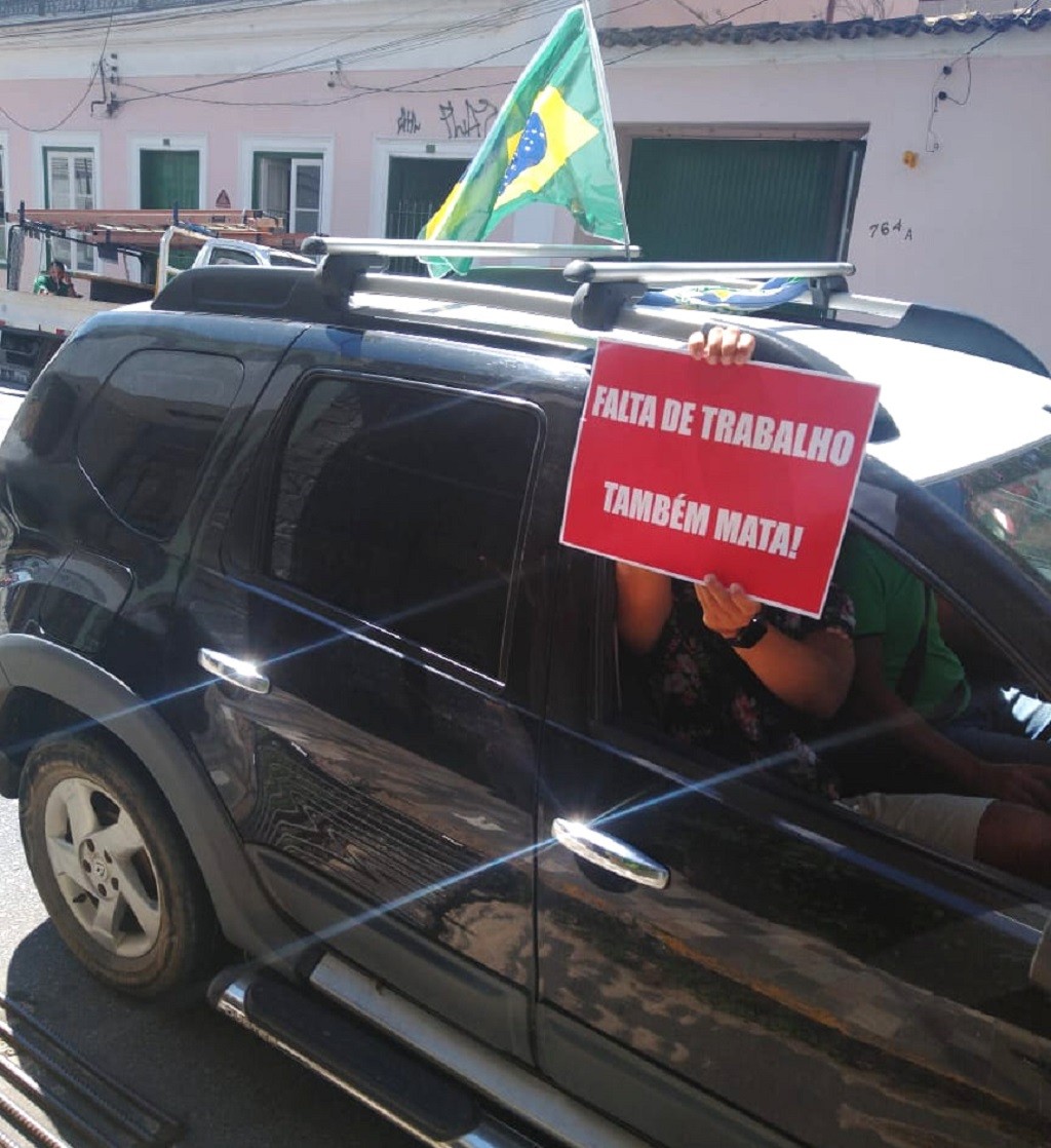 Pelotenses realizam carreata pedindo abertura do comércio 