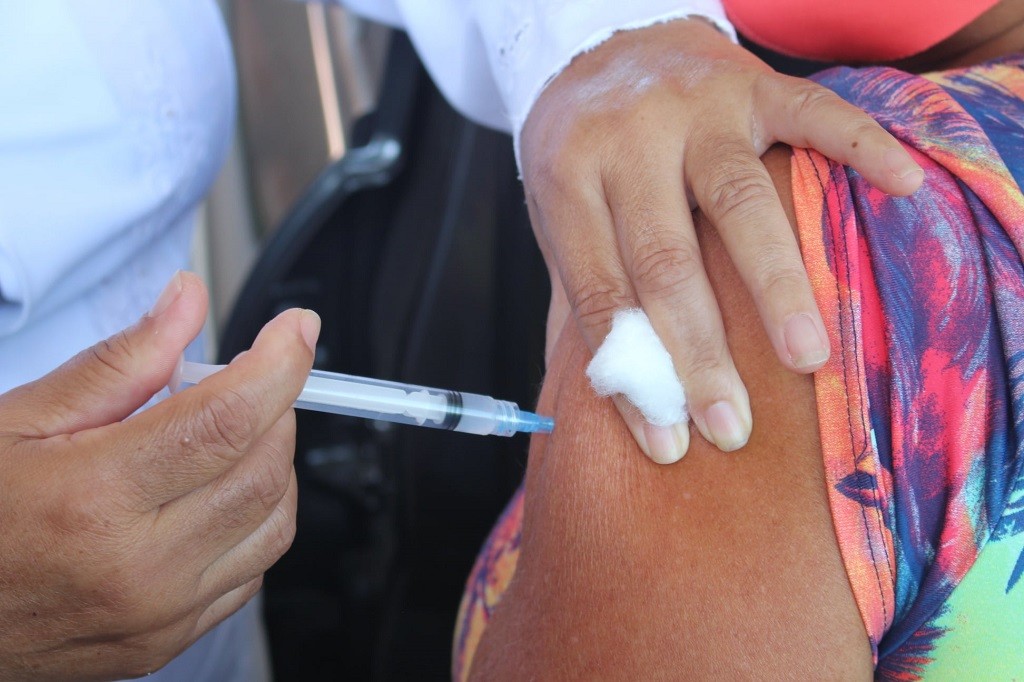 Profissionais da saúde com mais de 60 anos recebem 2ª dose da vacina contra a Covid-19