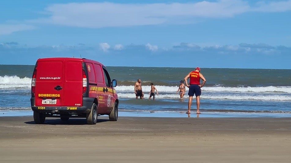 Pandemia: guarda-vidas orientam banhistas na Praia do Cassino