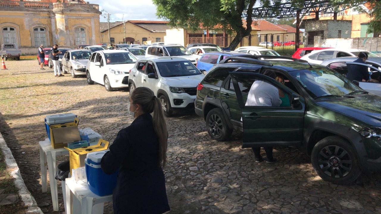 Drive de vacinação dos idosos com 80 anos ou mais reúne centenas de carros na Antiga Viação Férrea