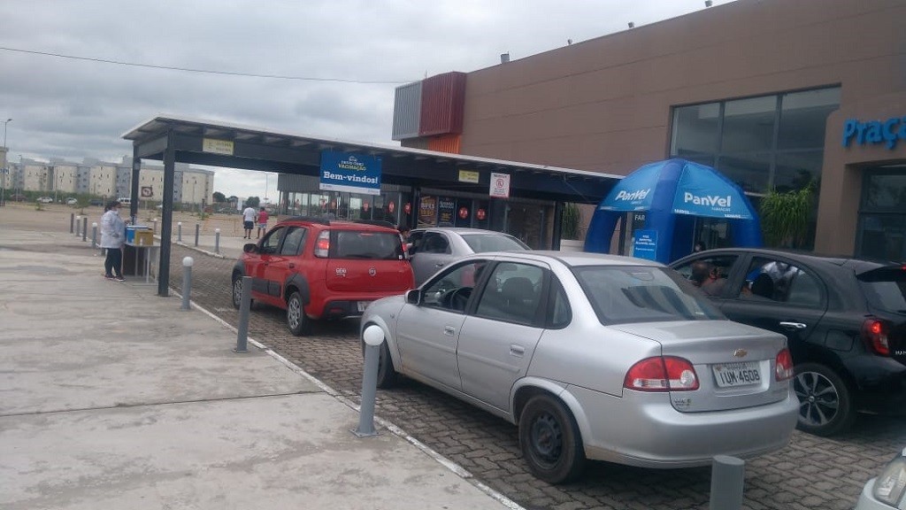 Drive thru realizado nesta quarta-feira (17) marca o início da imunização de idosos de 78 e 79 anos em Rio Grande