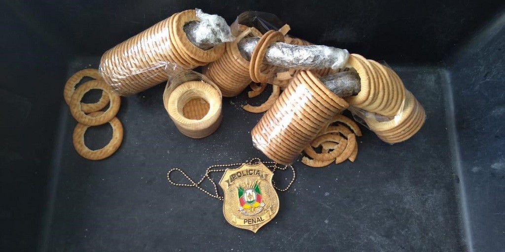  Quatro pessoas são presas tentando enviar drogas em pacotes de bolacha na Perg