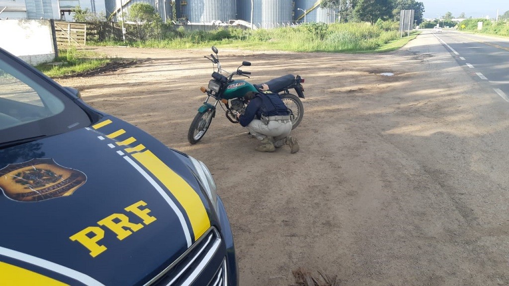 Homem é preso conduzindo motocicleta com placa falsa em Capão do Leão