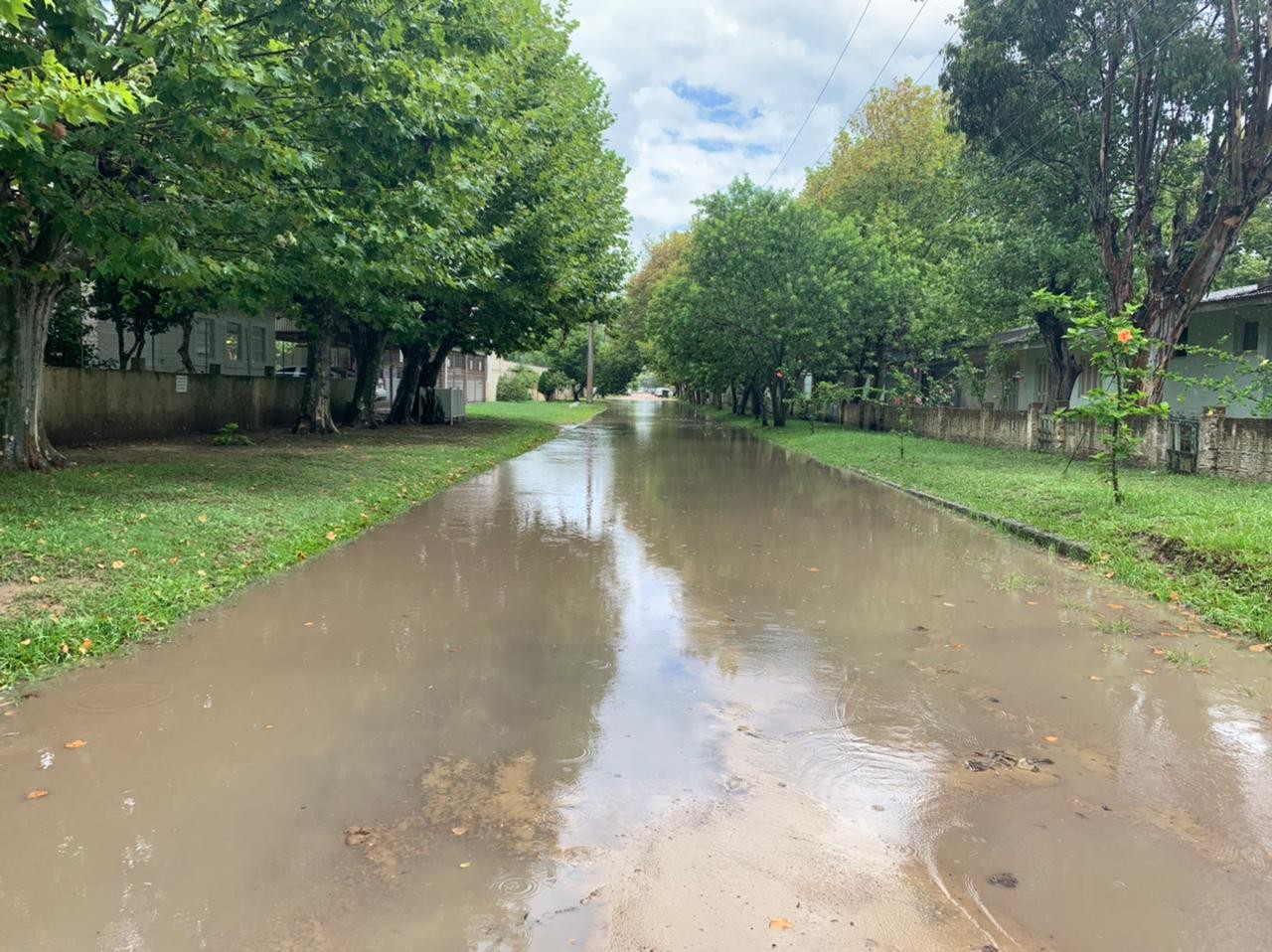 Chuva forte deixa ruas do Cassino novamente alagadas