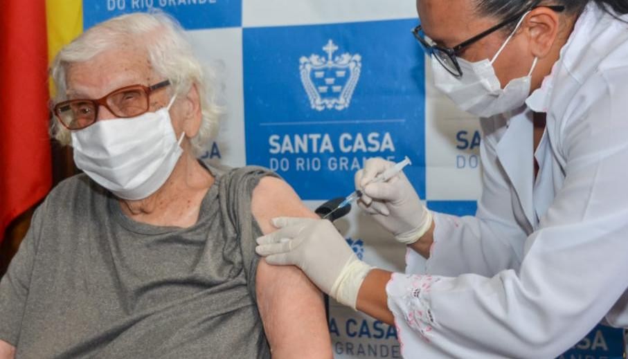 Vacinação de idosos acima de 85 anos inicia nesta sexta-feira (19)