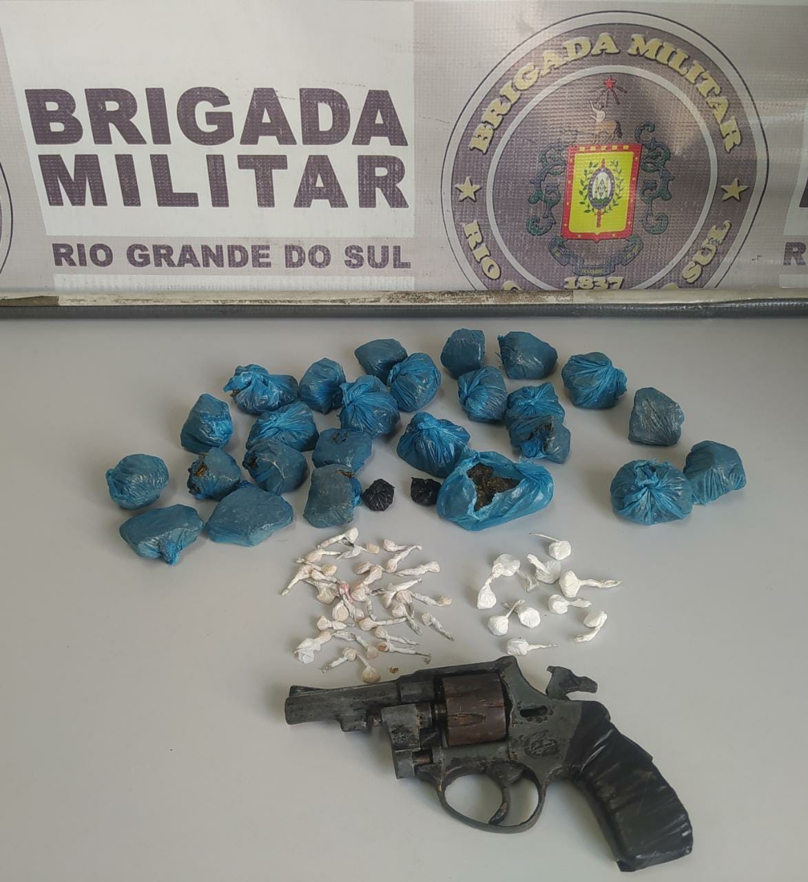 6° BPM prende homem por porte ilegal de arma de fogo e tráfico de entorpecentes em Rio Grande