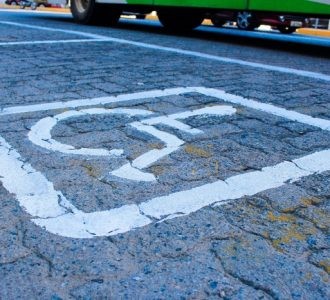 Pessoas idosas e com deficiência devem solicitar credencial de estacionamento exclusivo junto à SMMAS