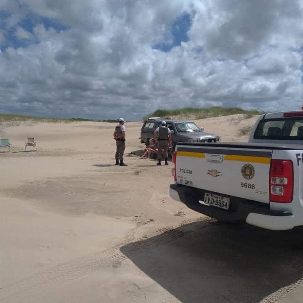Bandeira preta: BM orienta veranistas na Praia do Cassino