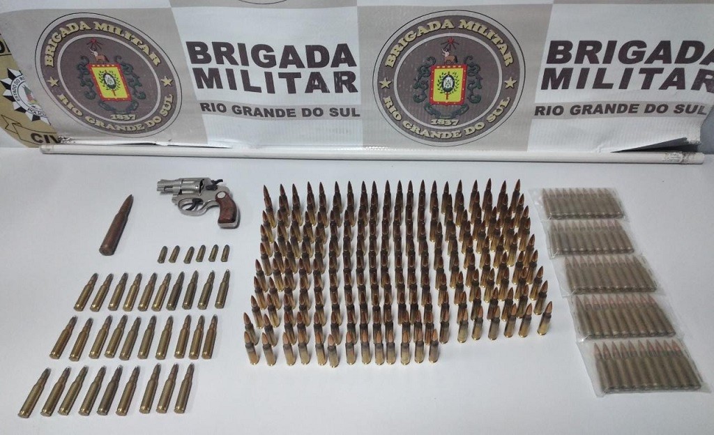 BM apreende arma e munições no Centro de Rio Grande