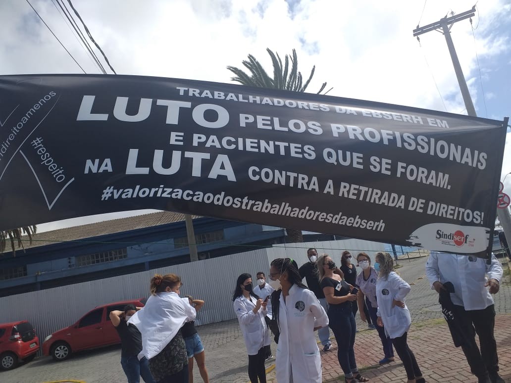 Funcionários da rede Ebserh realizam protesto em frente ao HU-Furg
