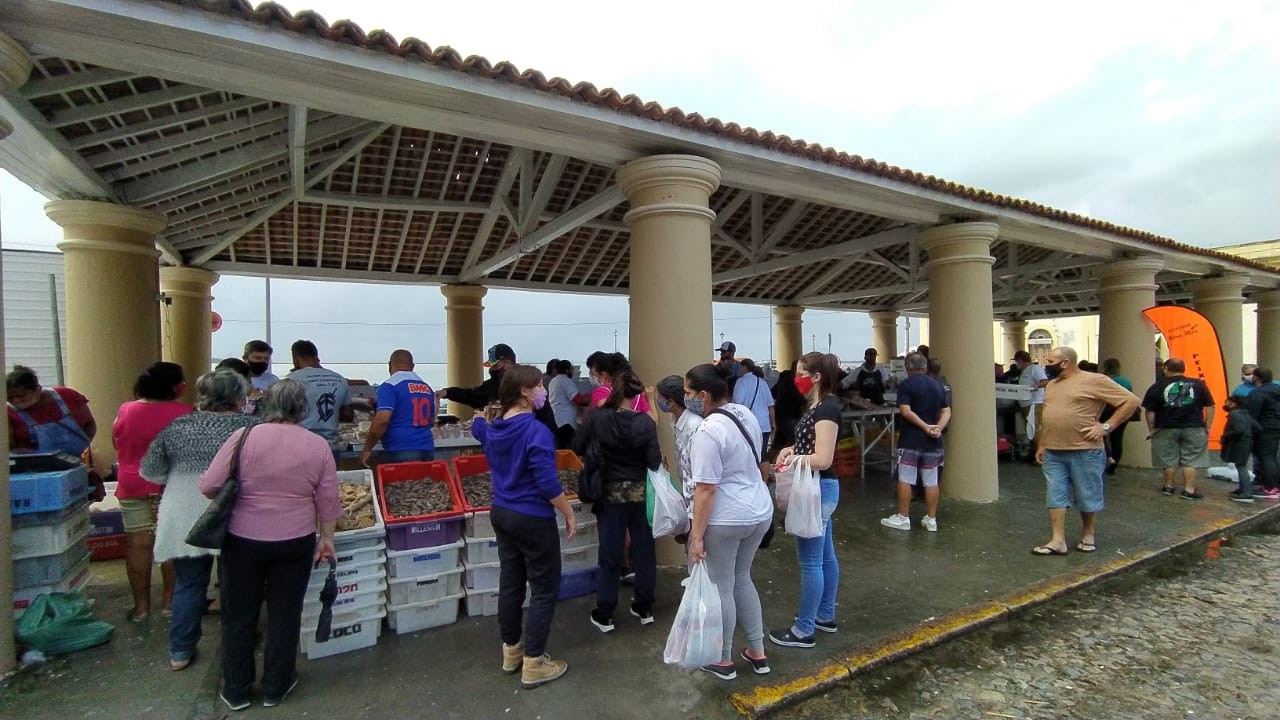 Mesmo com chuva, movimento é registrado nas Docas do Mercado nesta quinta-feira (1)