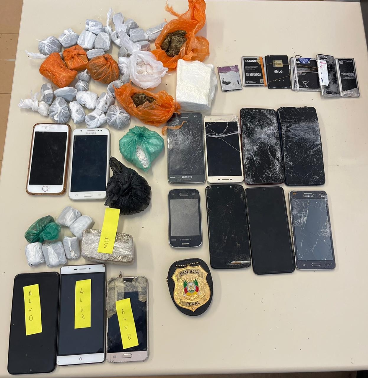 Drogas e celulares são apreendidos em celas da Penitenciária Estadual do Rio Grande (Perg)