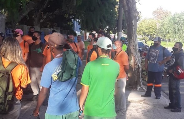 Depois de um mês do último protesto, funcionários da BH Service param serviços e exigem pagamento de salário