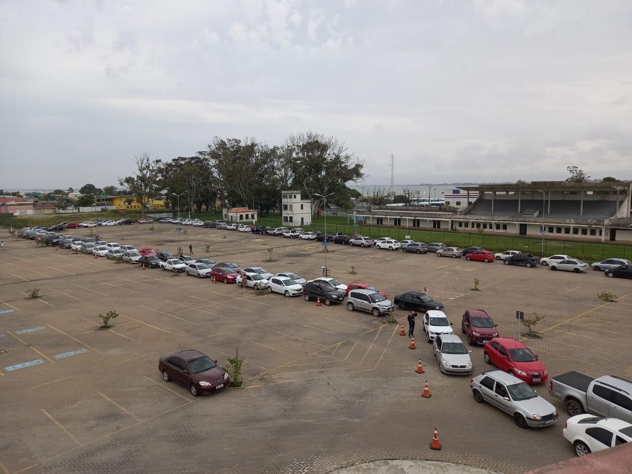 Rio Grande registra fila no drive thru do Shopping e pouco público na vacinação nas escolas