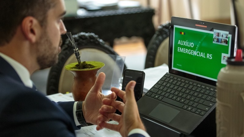 Eduardo Leite sanciona lei do auxílio emergencial gaúcho; confira quem poderá receber o benefício
