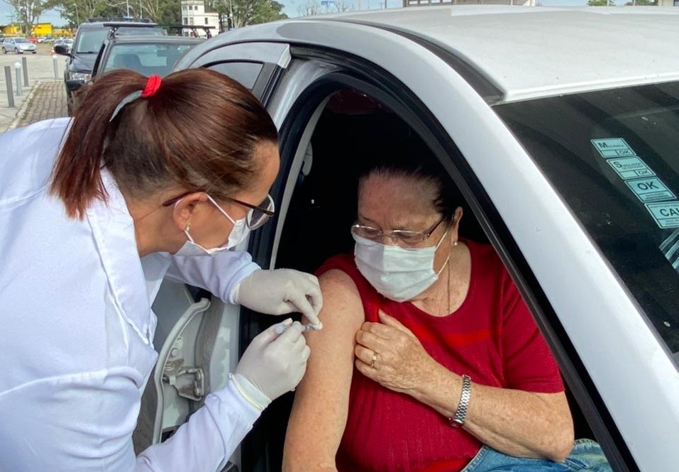 2ª dose da CoronaVac foi aplicada em 271 idosos durante drive em Rio Grande