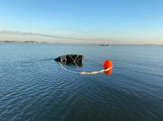Barco naufragado no canal de acesso ao Porto do Rio Grande deve ser resgatado na quarta-feira (14)