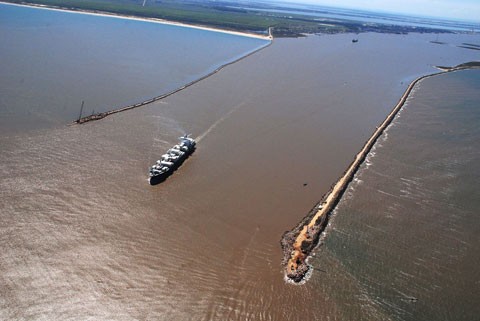 Canal de acesso ao Porto do Rio Grande é liberado após acidente envolvendo barco pesqueiro e navio