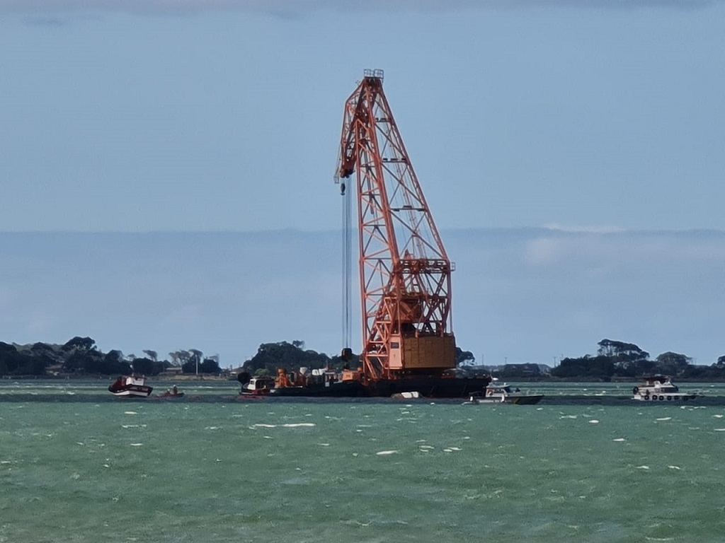 Resgate do barco naufragado no Porto do Rio Grande é feito com guindaste Cábrea Acre