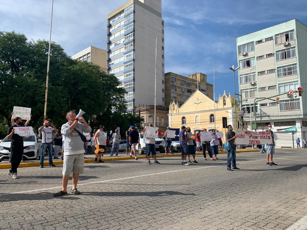 Trabalhadores e ex-funcionários da Noiva do Mar realizam manifestação solicitando o pagamento de salários atrasados 